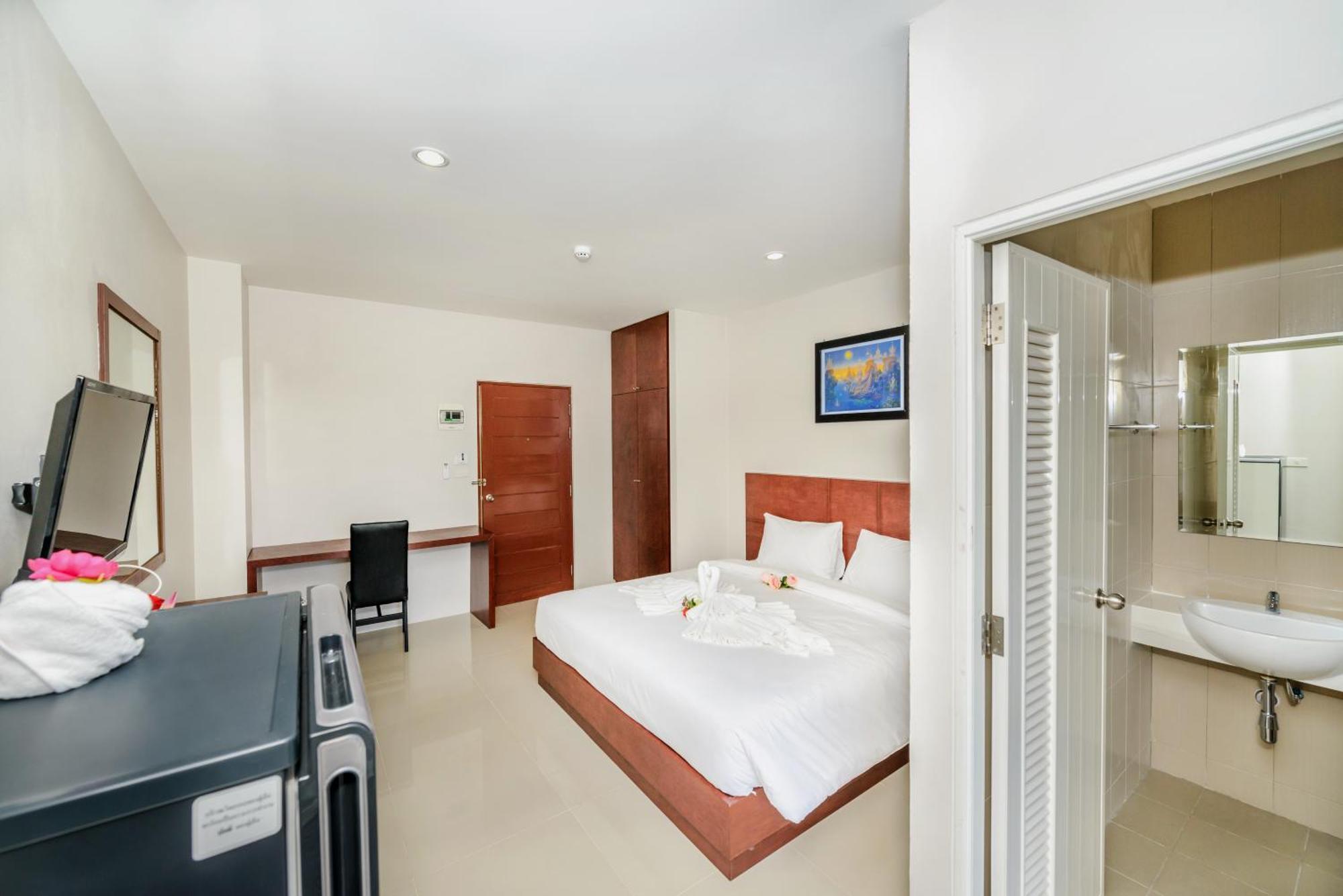 The Topaz Residence Phuket Town Номер фото